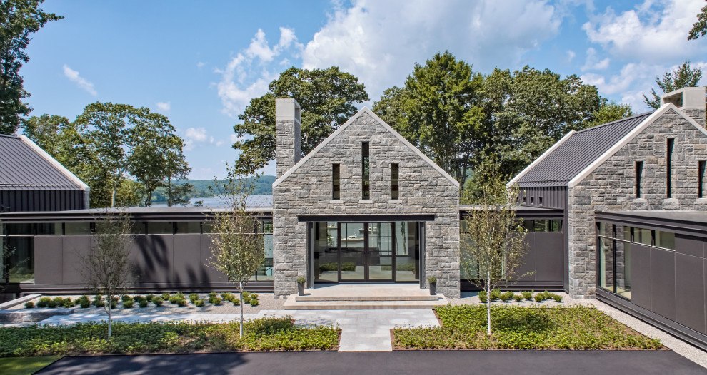 Großes, Zweistöckiges Modernes Einfamilienhaus mit Steinfassade, grauer Fassadenfarbe und grauem Dach in New York