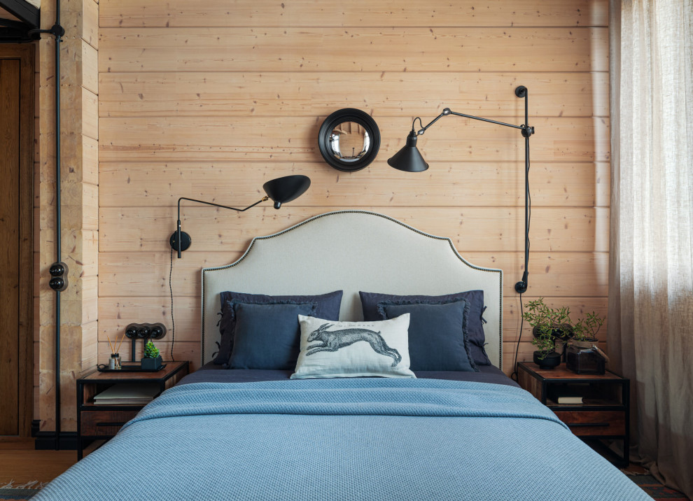 Свежая идея для дизайна: большая гостевая спальня (комната для гостей) в стиле лофт с серыми стенами, паркетным полом среднего тона, бежевым полом, балками на потолке и деревянными стенами - отличное фото интерьера