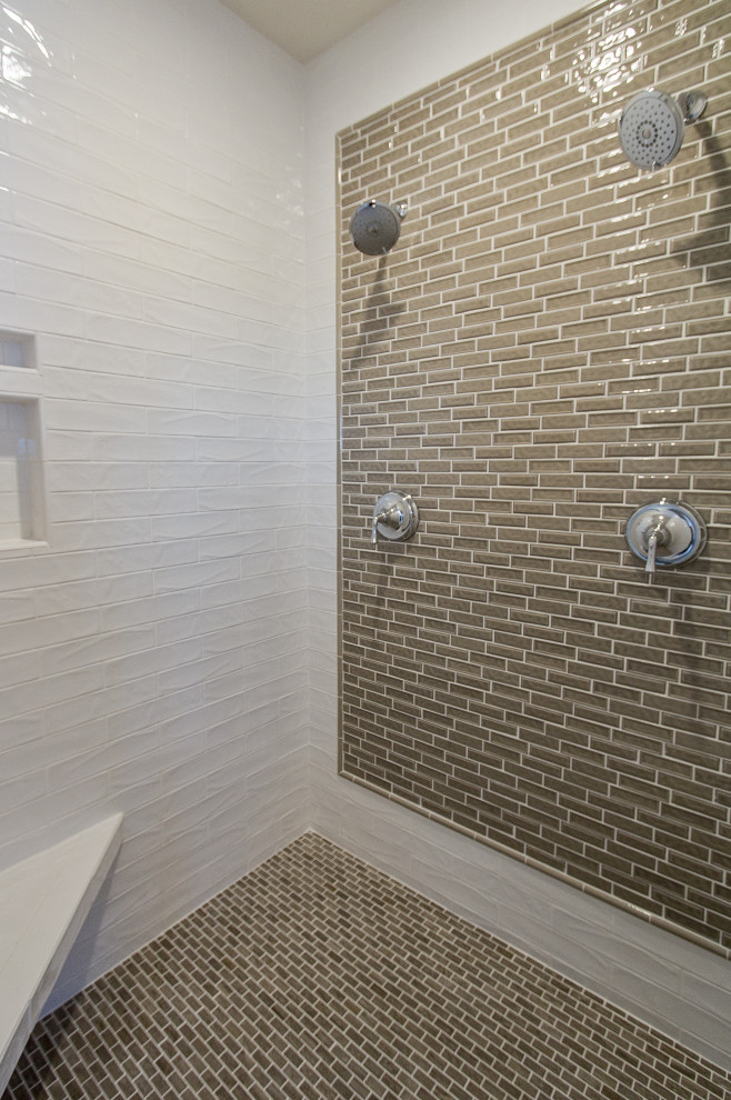 Свежая идея для дизайна: ванная комната в стиле неоклассика (современная классика) с угловым душем, зеленой плиткой, белыми стенами, полом из керамогранита, врезной раковиной, зеленым полом, белой столешницей и сиденьем для душа - отличное фото интерьера