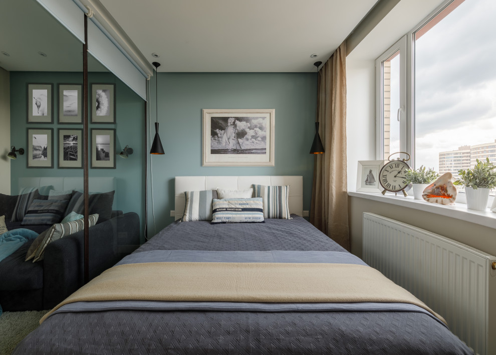 Стильный дизайн: маленькая хозяйская спальня в современном стиле с синими стенами, полом из ламината и бежевым полом для на участке и в саду - последний тренд