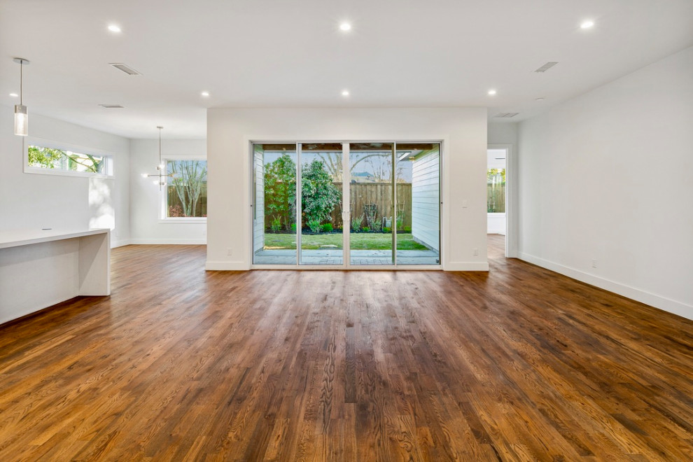 Example of a transitional home design design in Dallas