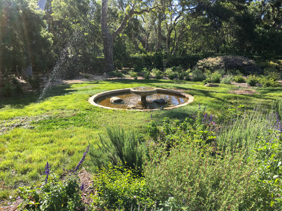 Idee per un ampio giardino xeriscape country con fontane e ghiaia
