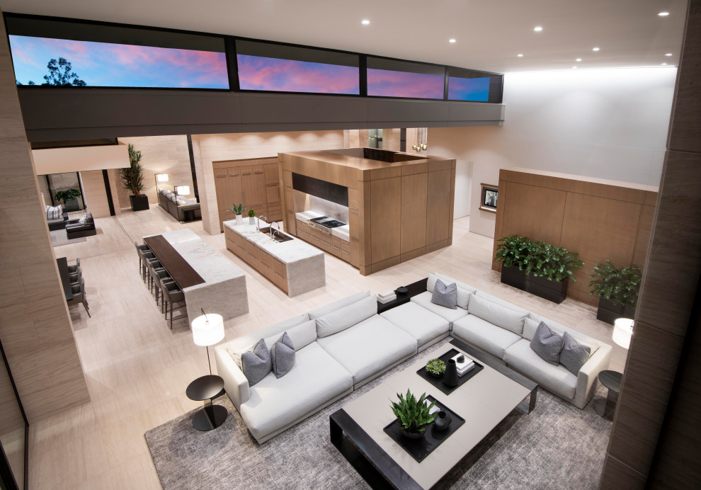 Foto di un ampio soggiorno minimal aperto con pavimento in pietra calcarea e TV a parete