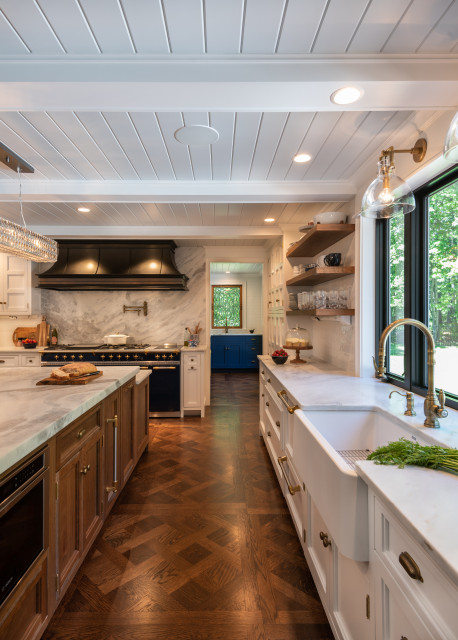 French Range Inspired Kitchen nyklassisk-koekken