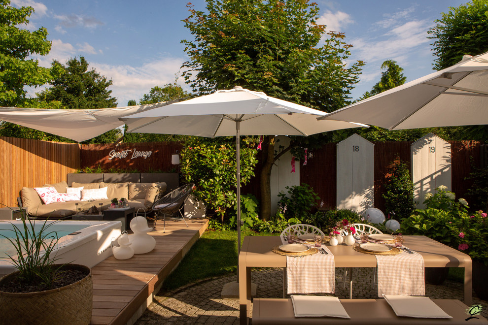 Geometrischer, Kleiner Mediterraner Garten im Sommer, neben dem Haus mit Blumenbeet, direkter Sonneneinstrahlung, Dielen und Holzzaun in Frankfurt am Main