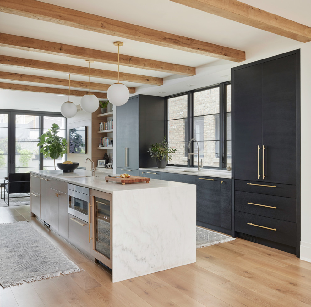 Moderne Wohnküche mit schwarzen Schränken, Marmor-Arbeitsplatte, hellem Holzboden, Kücheninsel, weißer Arbeitsplatte und freigelegten Dachbalken in Chicago