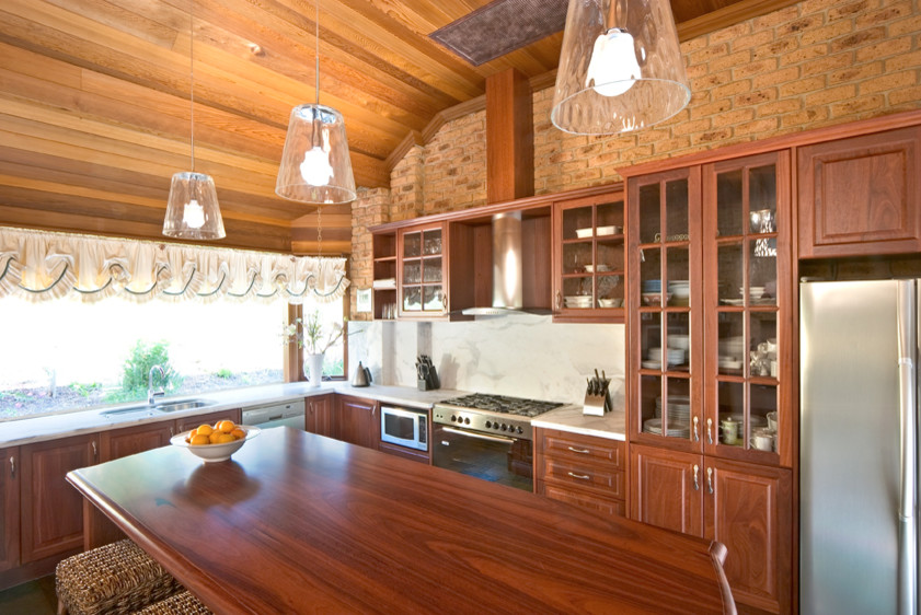 Design ideas for a transitional kitchen in Melbourne.