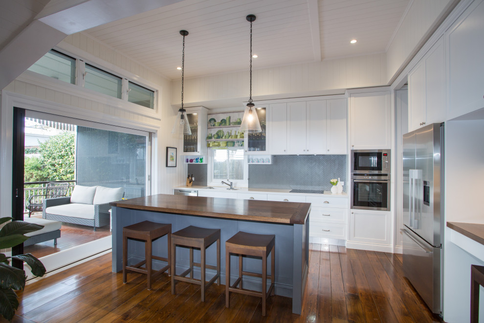 Design ideas for a classic kitchen in Brisbane.