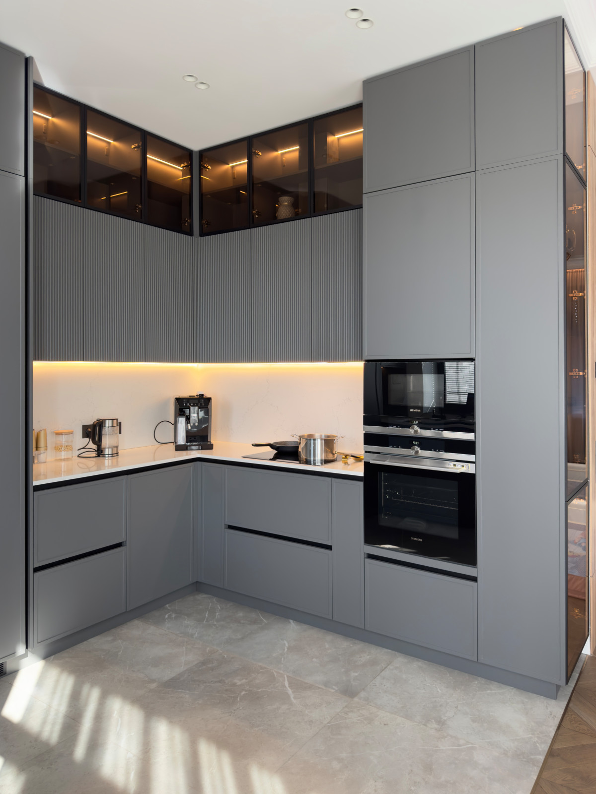 Кухня в загородном домеКорпус: ЛДСП Egger Оникс Серый  - Фасады: МДФ + эмаль дву