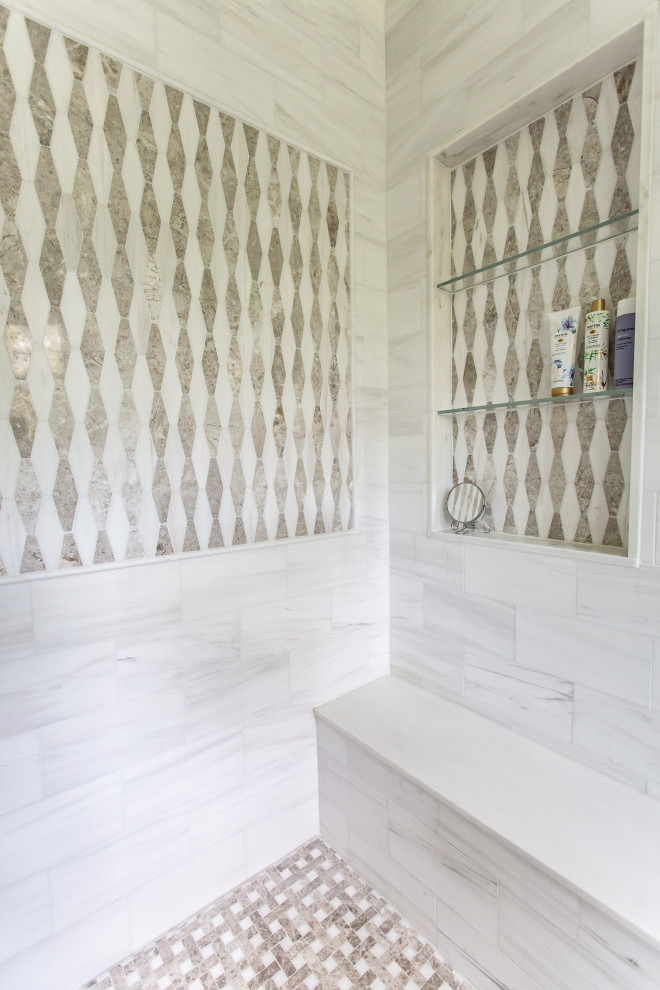 Cette photo montre une grande salle de bain principale chic en bois clair avec un placard à porte plane, un plan de toilette en marbre, meuble double vasque et meuble-lavabo encastré.