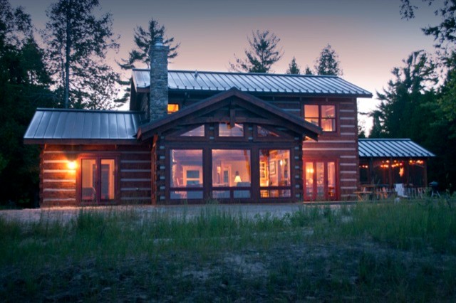 Large mountain style exterior home photo