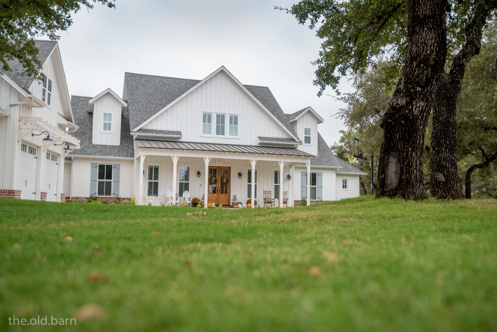 Zweistöckiges Landhaus Einfamilienhaus mit Mix-Fassade, weißer Fassadenfarbe, Satteldach, Misch-Dachdeckung, grauem Dach und Wandpaneelen in Dallas