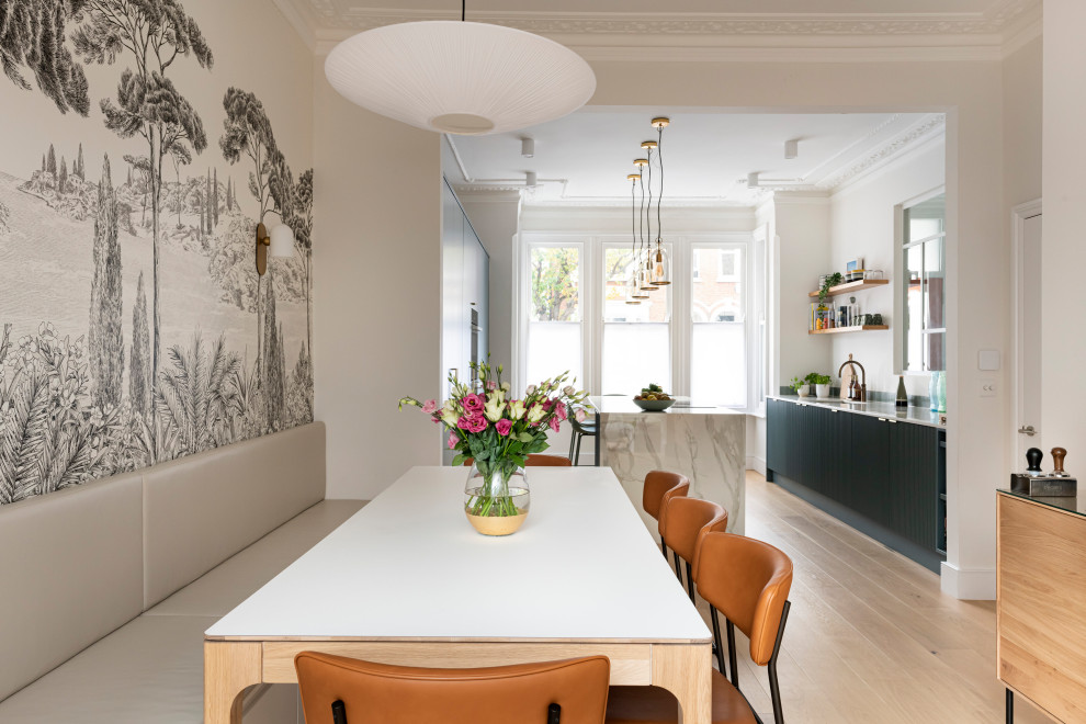 Свежая идея для дизайна: столовая среднего размера в современном стиле с с кухонным уголком, серыми стенами, светлым паркетным полом, бежевым полом и обоями на стенах без камина - отличное фото интерьера