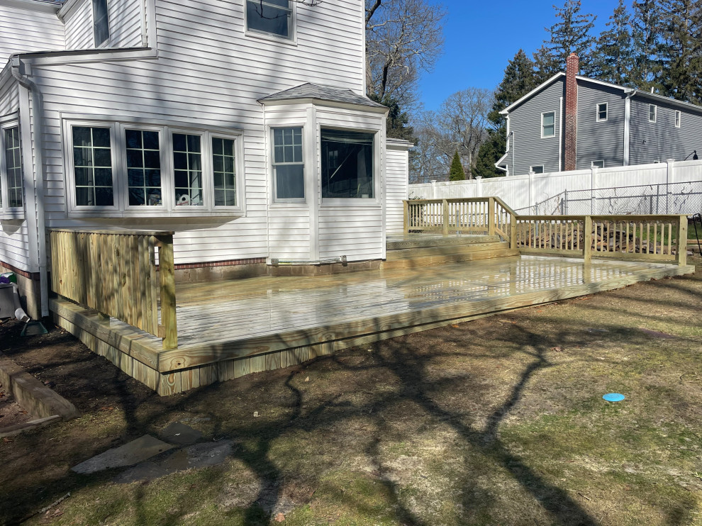 Inspiration for a rustic deck remodel in New York