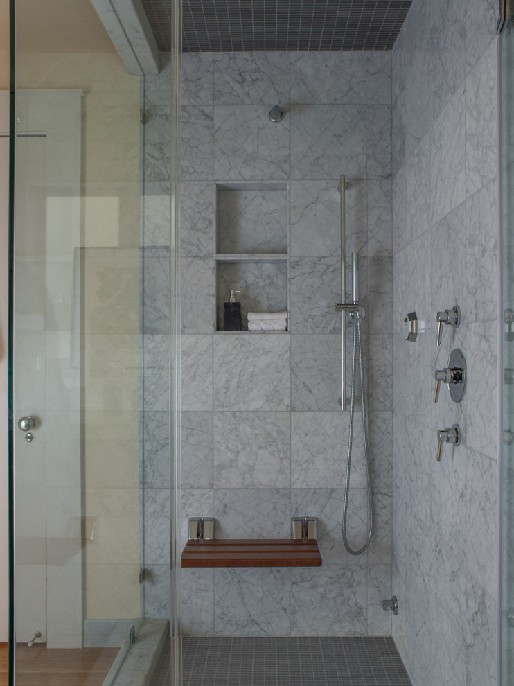 Пример оригинального дизайна: главная ванная комната среднего размера в современном стиле с душевой комнатой, душем с распашными дверями и тумбой под одну раковину