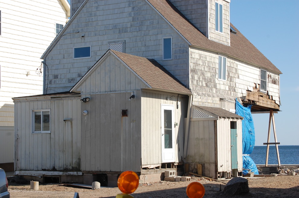 This is an example of a mid-sized beach style three-storey blue exterior in Bridgeport with vinyl siding.