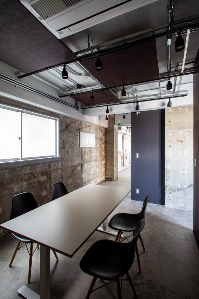 Ispirazione per una piccola sala da pranzo industriale chiusa con pareti grigie, pavimento in cemento, pavimento grigio e soffitto a cassettoni