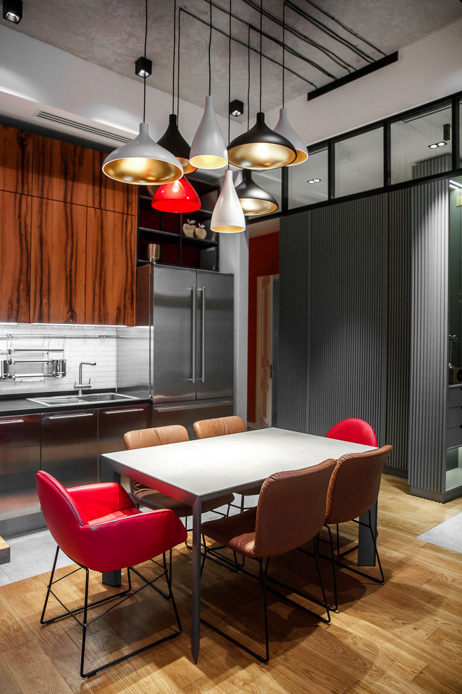 Свежая идея для дизайна: угловая кухня в стиле лофт с обеденным столом - отличное фото интерьера