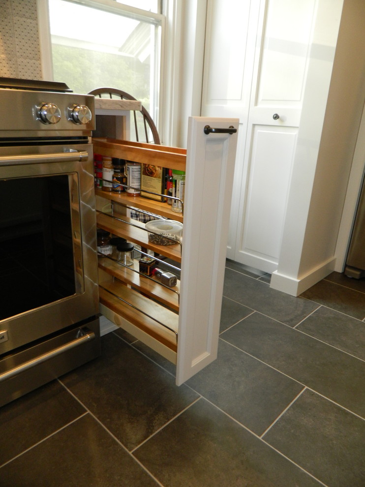 Small transitional l-shaped enclosed kitchen photo with no island