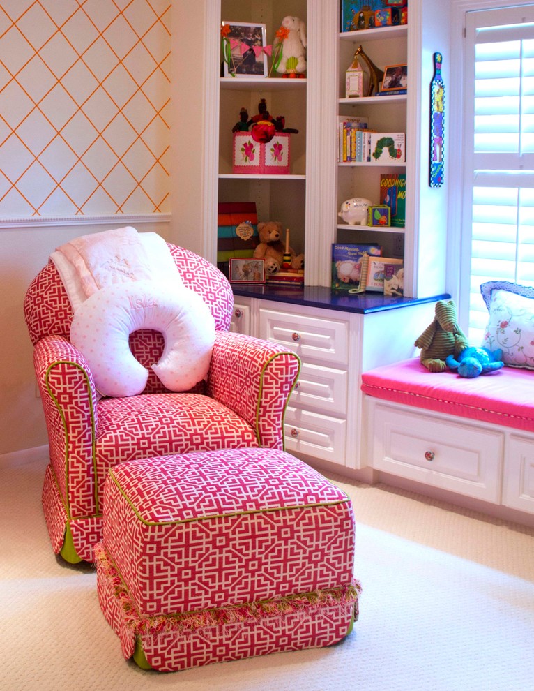 Example of a transitional home design design in Austin