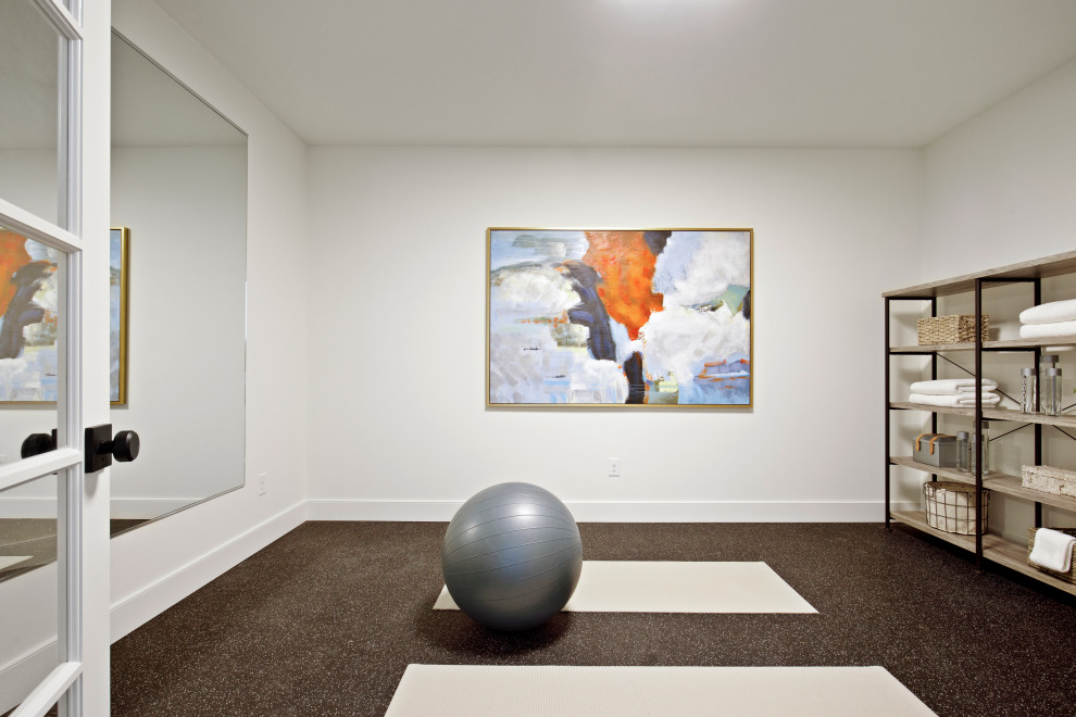 Klassischer Fitnessraum mit weißer Wandfarbe in Minneapolis