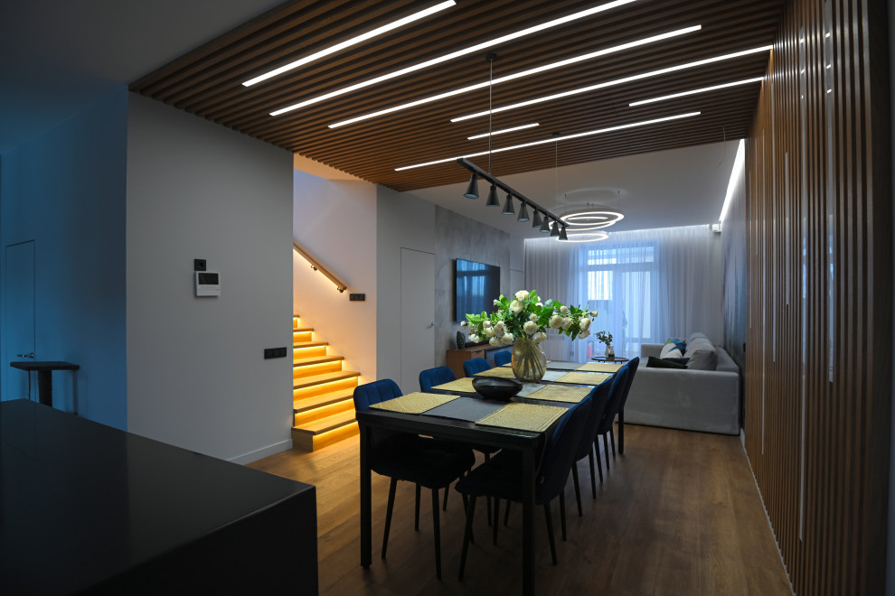 Коттедж в Чукреевке с природными фресками и рейками с подсветкой