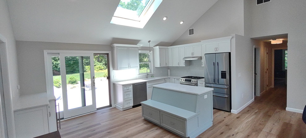 Kitchen & Dining Area Banquett Seated Island Soloution with a splash of color.
