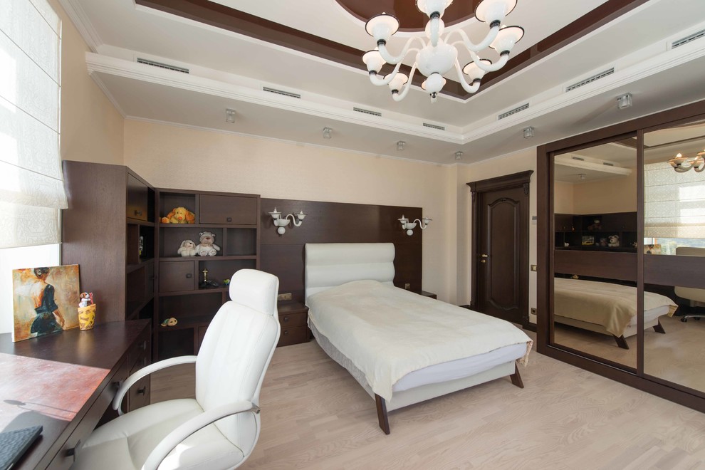 Design ideas for a mid-sized traditional master bedroom in Malaga with beige walls, light hardwood floors and beige floor.