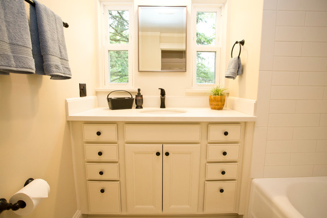 42nd Ave Renovation and Staging klassisch-modern-badezimmer