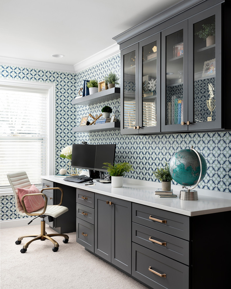 Imagen de despacho clásico renovado de tamaño medio con paredes multicolor, moqueta, escritorio empotrado, suelo gris y papel pintado