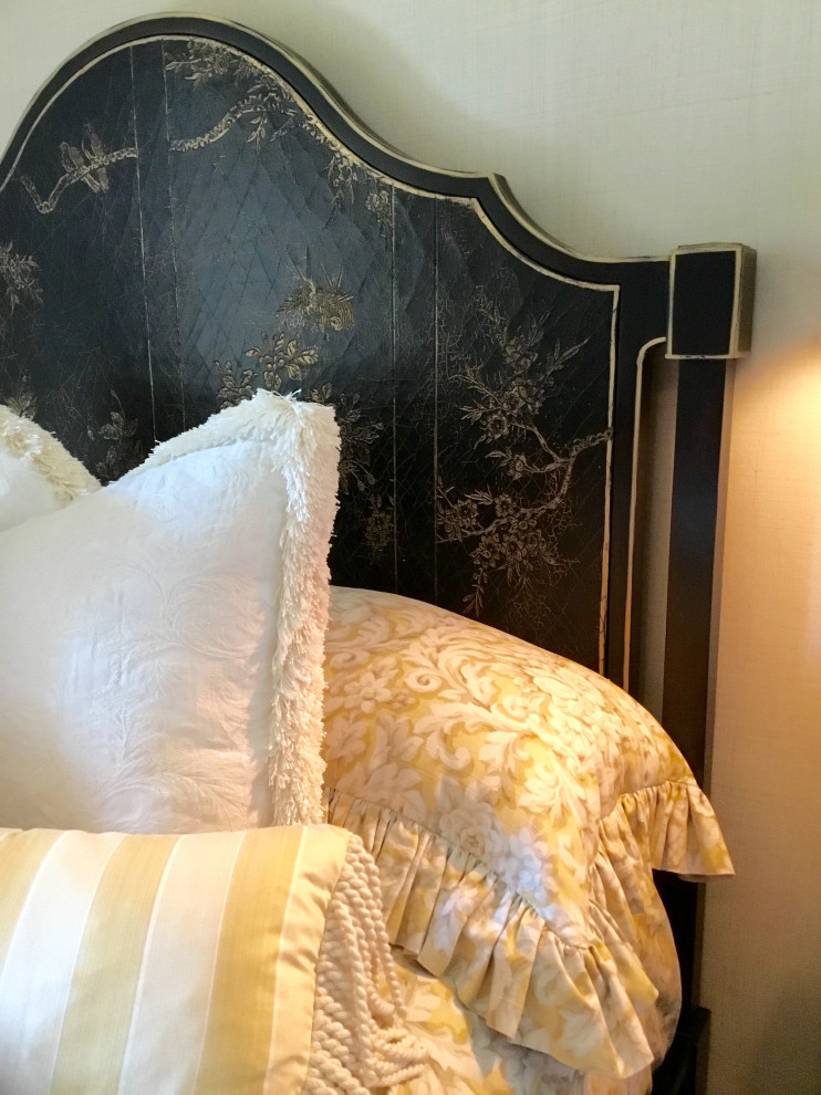 На фото: гостевая спальня среднего размера, (комната для гостей) в классическом стиле с бежевыми стенами, паркетным полом среднего тона и коричневым полом