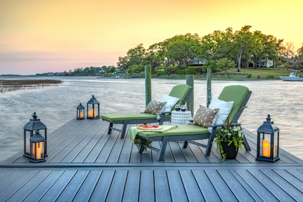 Esempio di una terrazza stile marinaro dietro casa e a piano terra con un pontile