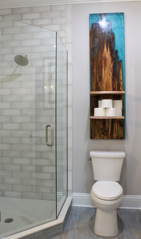 Стильный дизайн: большая ванная комната в морском стиле - последний тренд
