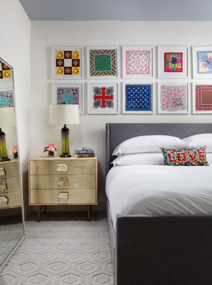 Стильный дизайн: хозяйская спальня среднего размера в стиле модернизм с белыми стенами и ковровым покрытием без камина - последний тренд