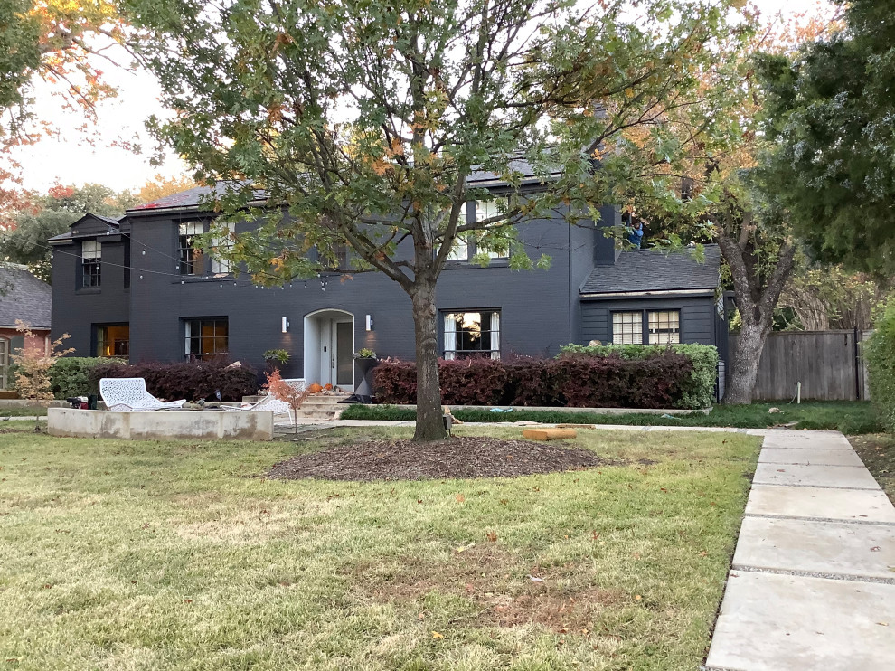 Großes, Zweistöckiges Klassisches Einfamilienhaus mit Backsteinfassade, grauer Fassadenfarbe, Satteldach, Schindeldach und grauem Dach in Dallas