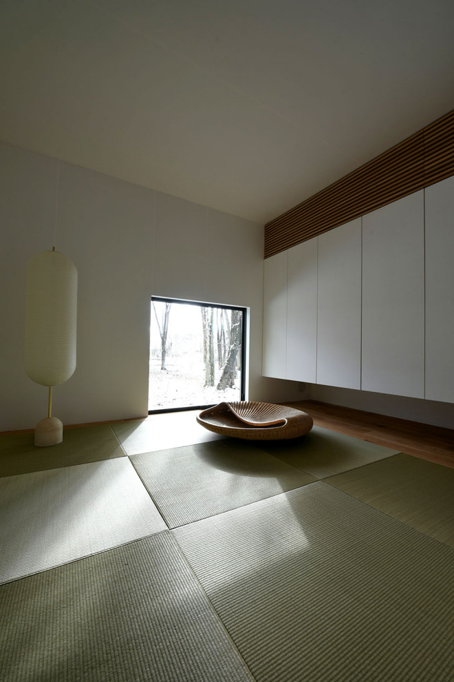 他の地域にある中くらいな和風のおしゃれな独立型ファミリールーム (白い壁、畳、緑の床、白い天井) の写真