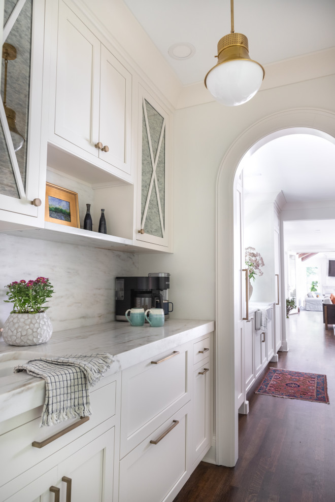 Transitional home design photo in Indianapolis