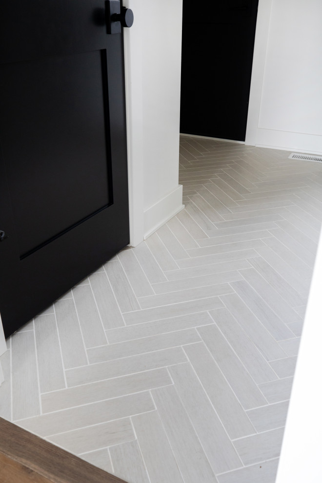 Foto di una stanza da bagno minimal di medie dimensioni con piastrelle bianche e pavimento bianco