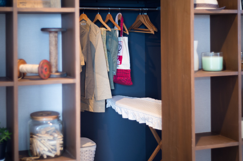 This is an example of a contemporary storage and wardrobe in Tokyo.
