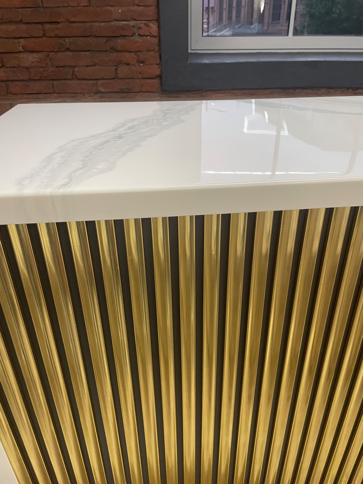 Барные стойки с золотыми молдингами