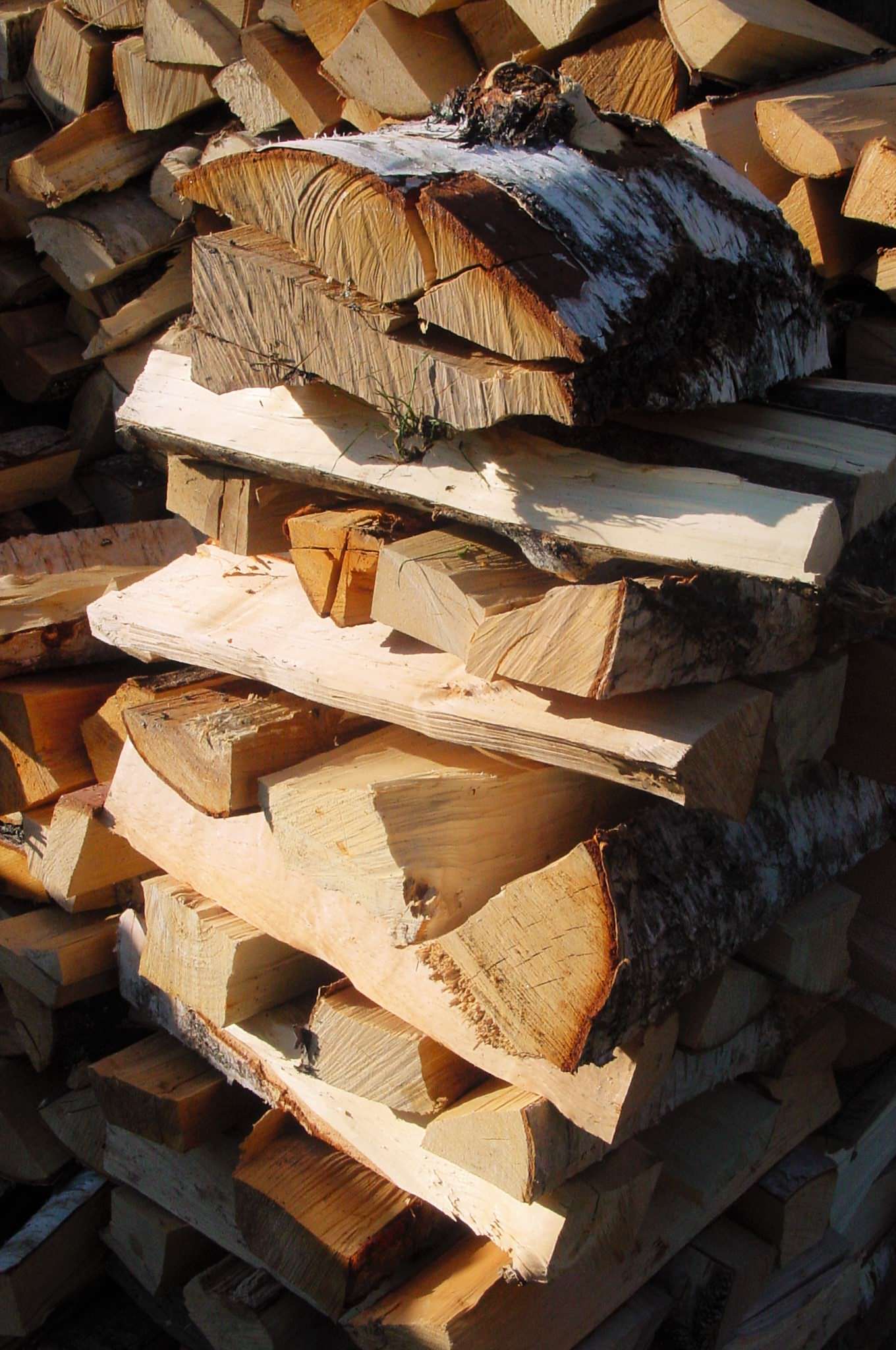 Как правильно хранить дрова на даче: 6 лучших идей