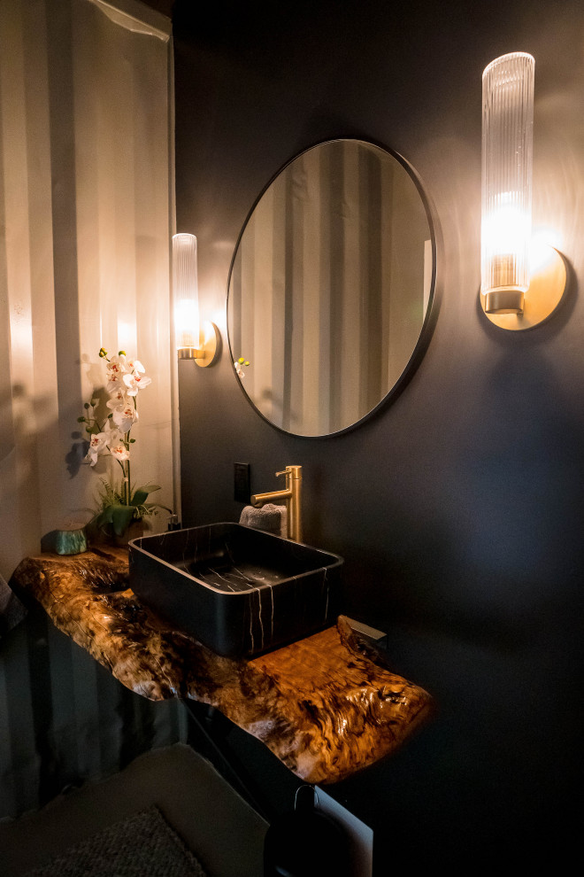 Mittelgroße Industrial Gästetoilette mit offenen Schränken, schwarzer Wandfarbe, Betonboden, Aufsatzwaschbecken, Waschtisch aus Holz, grauem Boden und schwebendem Waschtisch in Seattle