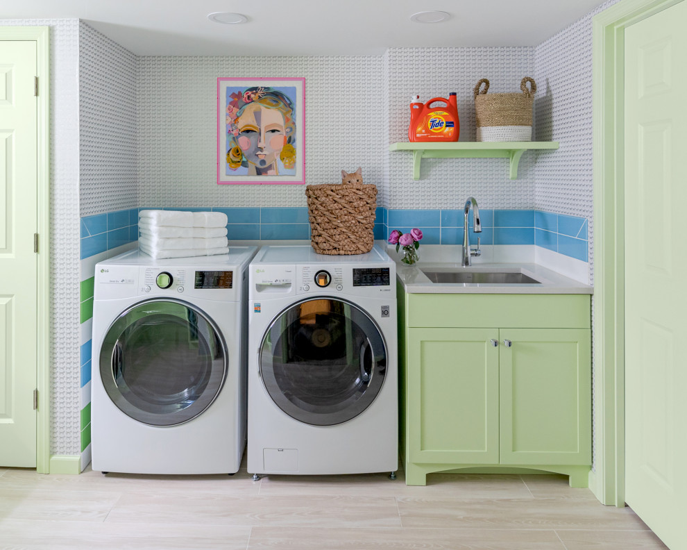 Ispirazione per una sala lavanderia classica con ante verdi, paraspruzzi multicolore, paraspruzzi con piastrelle diamantate, pareti multicolore, pavimento in laminato, lavatrice e asciugatrice affiancate, pavimento beige e top bianco