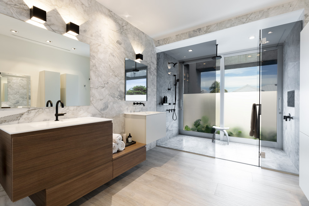 Modern inredning av ett stort vit vitt en-suite badrum, med släta luckor, bruna skåp, våtrum, grå kakel, marmorkakel, grå väggar, ljust trägolv, ett integrerad handfat, marmorbänkskiva, brunt golv och dusch med gångjärnsdörr