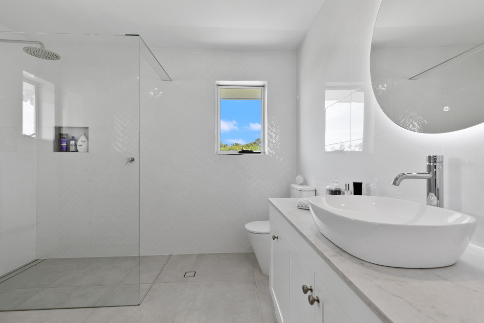 Photo of a beach style bathroom in Brisbane.