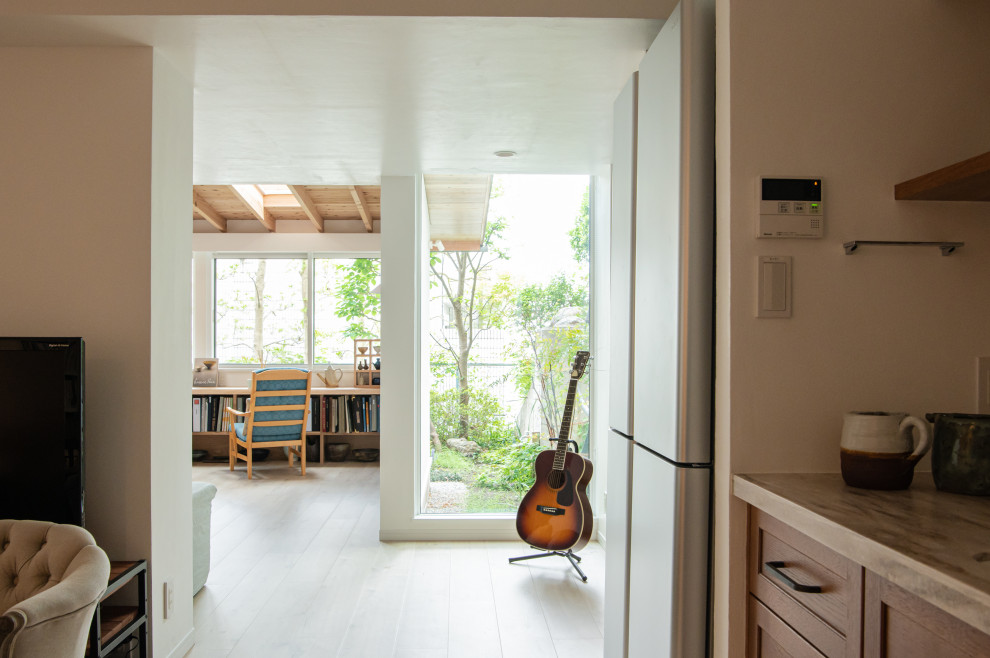 Esempio di una piccola veranda stile americano con pavimento in compensato, nessun camino, lucernario e pavimento beige