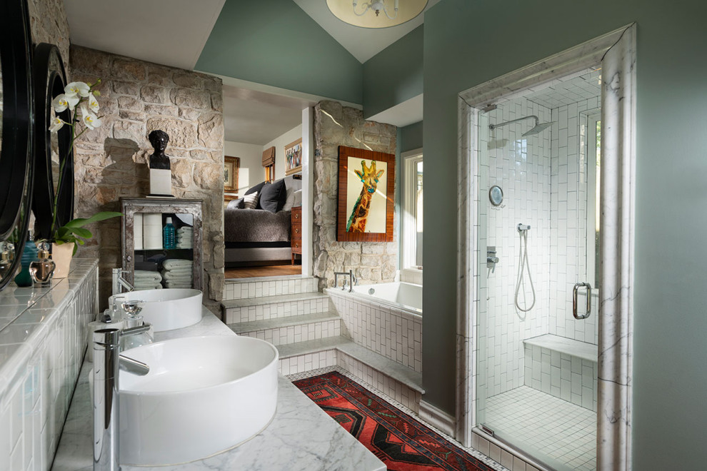 Großes Klassisches Badezimmer En Suite mit grünen Fliesen, Marmor-Waschbecken/Waschtisch und schwebendem Waschtisch in Sonstige