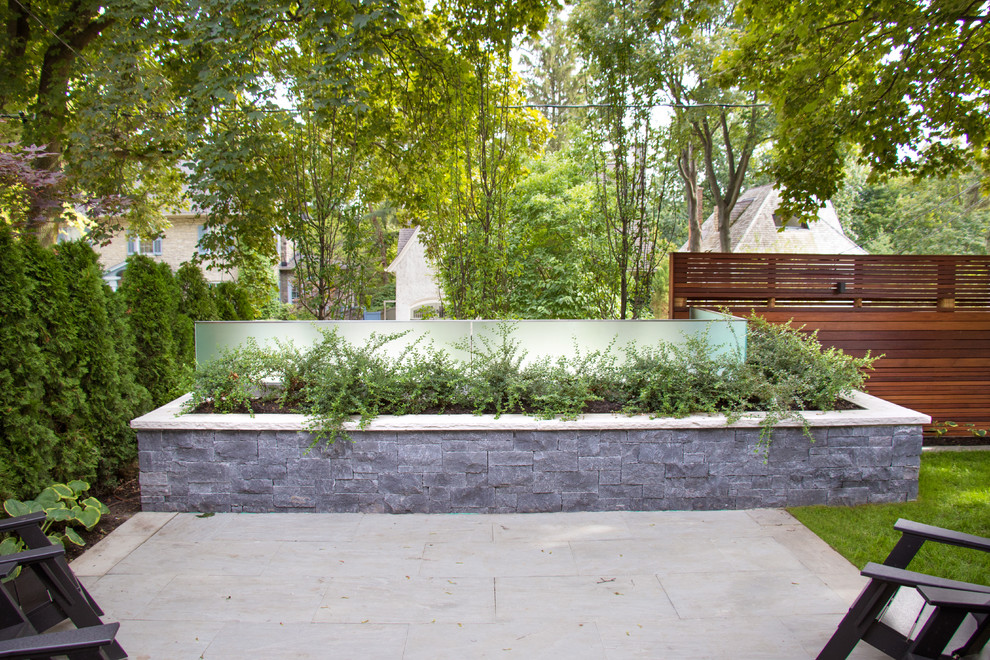 Design ideas for a contemporary backyard garden in Toronto.
