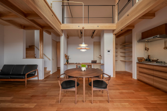 溫炭の家 giapponese-moderno-sala-da-pranzo