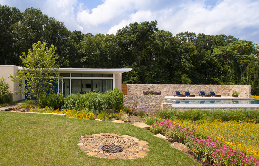 Idee per un giardino moderno esposto in pieno sole con un focolare